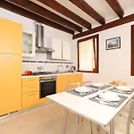 Modern Apartment up to 2 in Biennale Giardini By Bricola Apartments